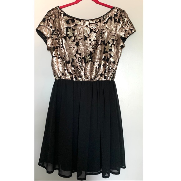Dresses & Skirts - Black and gold dress
